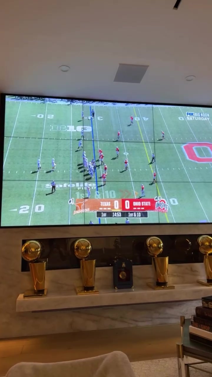 放大缩小！詹姆斯晒在家中观看俄亥俄州大橄榄球队比赛：加油冲呀