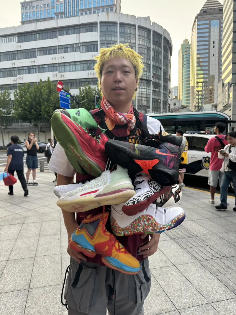 华体会平台网址-詹姆斯上海活动现场，粉丝展示勒布朗球鞋收藏