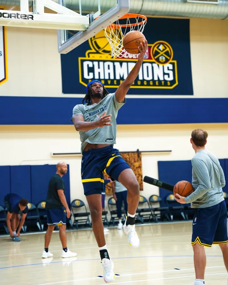 备战下赛季！掘金官方晒球员在主场球馆训练的照片