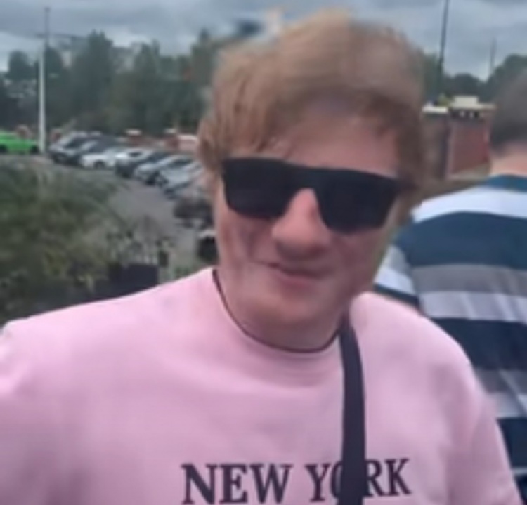 华体会app下载-邮报：球迷伪装为歌手黄老板潜入老特拉福德观赛并拍摄，最终遭识破